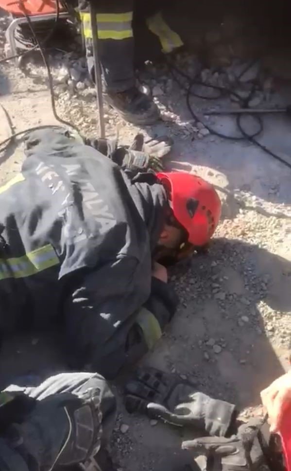 14 Yaşındaki Mahmut’u Bir Elin Giremeyeceği Delikten Ulaşıp 86 Saat Sonra Sağ Kurtardılar