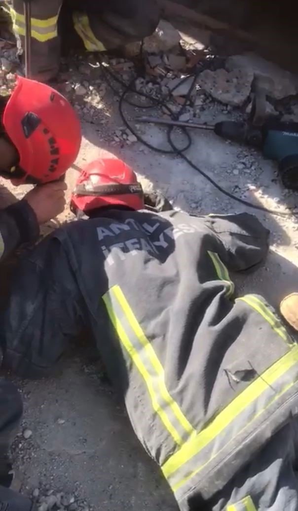 14 Yaşındaki Mahmut’u Bir Elin Giremeyeceği Delikten Ulaşıp 86 Saat Sonra Sağ Kurtardılar