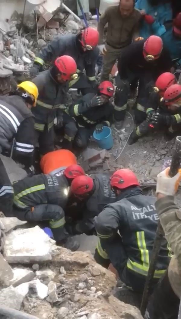 14 Yaşındaki Mahmut’u Bir Elin Giremeyeceği Delikten Ulaşıp 86 Saat Sonra Sağ Kurtardılar