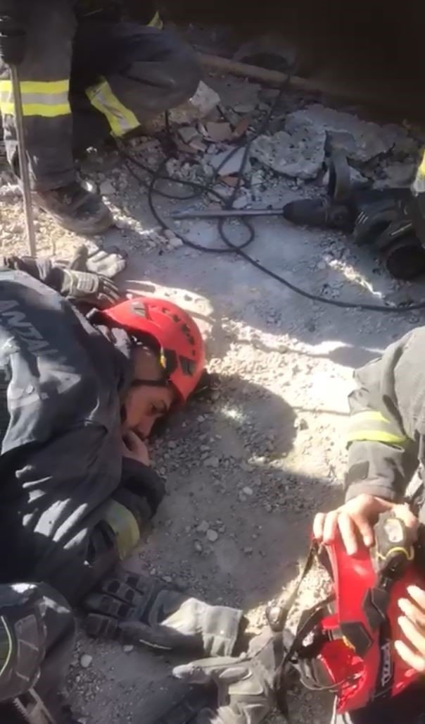 14 Yaşındaki Mahmut’u Bir Elin Giremeyeceği Delikten Ulaşıp 86 Saat Sonra Sağ Kurtardılar