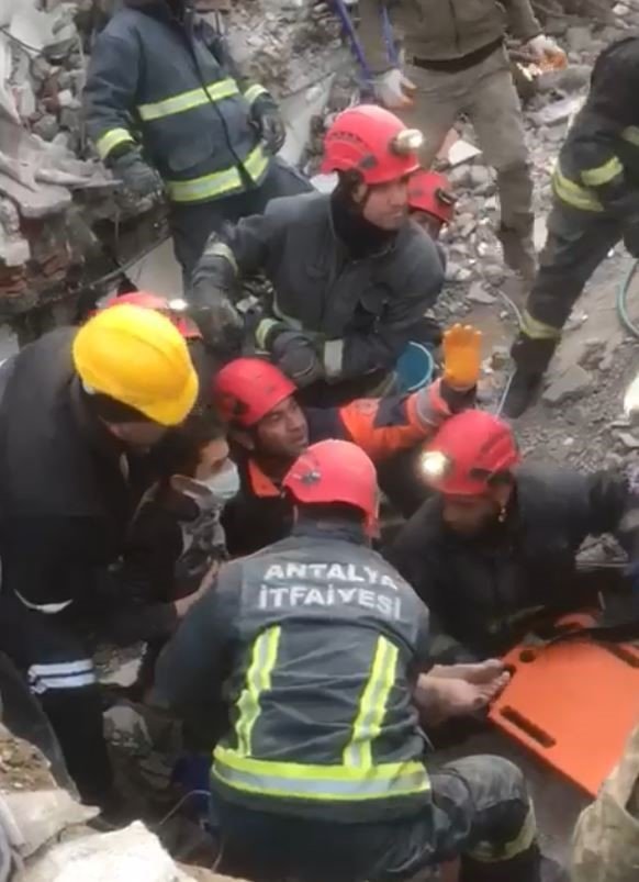 14 Yaşındaki Mahmut’u Bir Elin Giremeyeceği Delikten Ulaşıp 86 Saat Sonra Sağ Kurtardılar