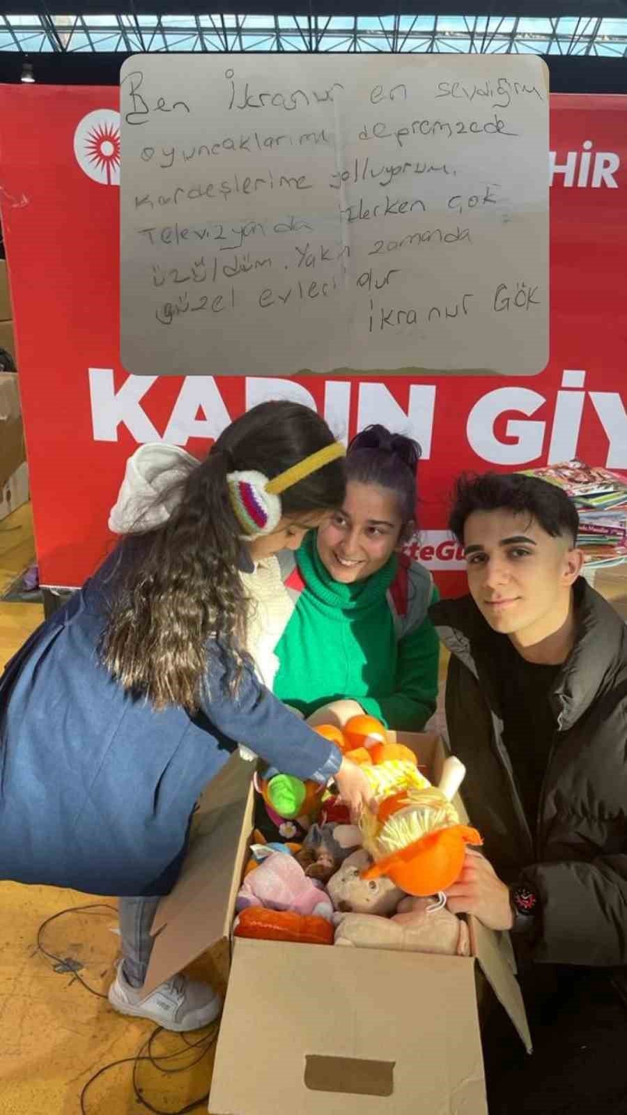 8 Yaşındaki Kardeşler Bisiklet Almak İçin Biriktirdikleri Parayı Depremzedelere Bağışladı