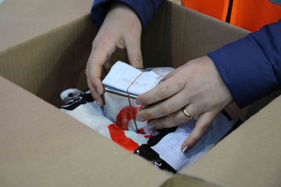 8 Yaşındaki Kardeşler Bisiklet Almak İçin Biriktirdikleri Parayı Depremzedelere Bağışladı