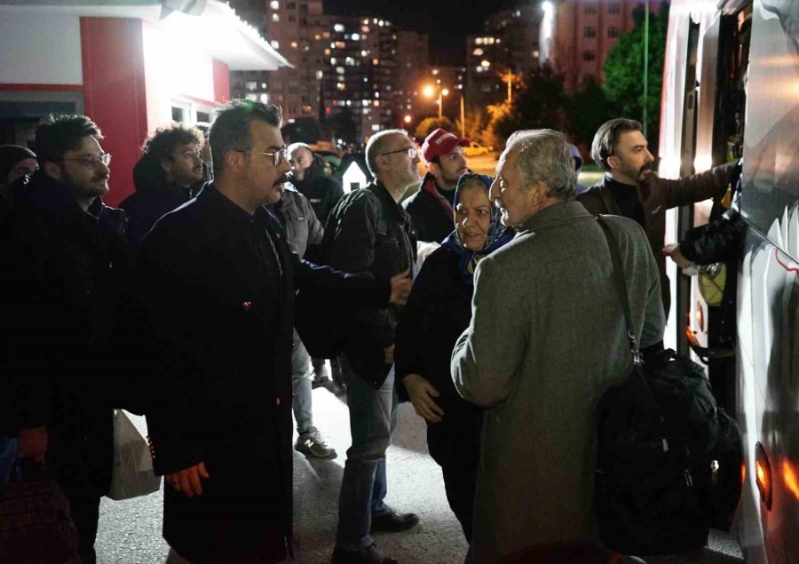 Antalyaspor Kaptanı, Tesislerde Ağırlanan Depremzede Çocuklarla Oyun Oynadı