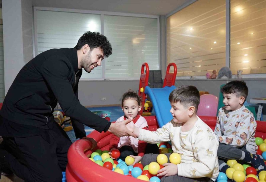 Antalyaspor Kaptanı, Tesislerde Ağırlanan Depremzede Çocuklarla Oyun Oynadı