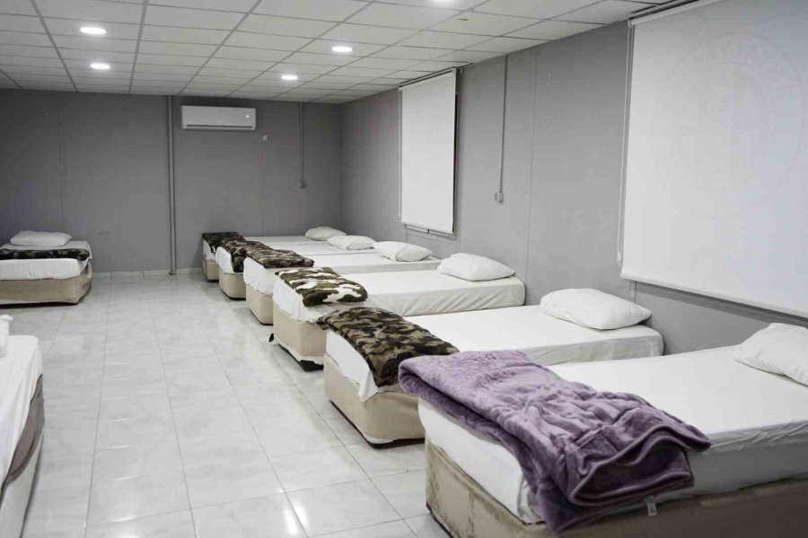 Antalyaspor Kaptanı, Tesislerde Ağırlanan Depremzede Çocuklarla Oyun Oynadı