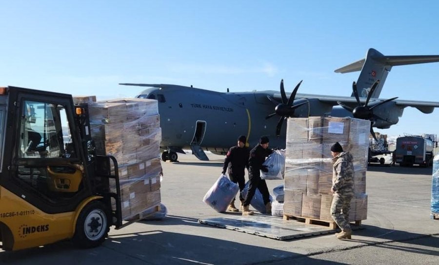Asfat Ekipleri Hava Kuvvetlerine Ait Uçaklarla Bölgeye İnsani Yardım Malzemeleri Taşıyor