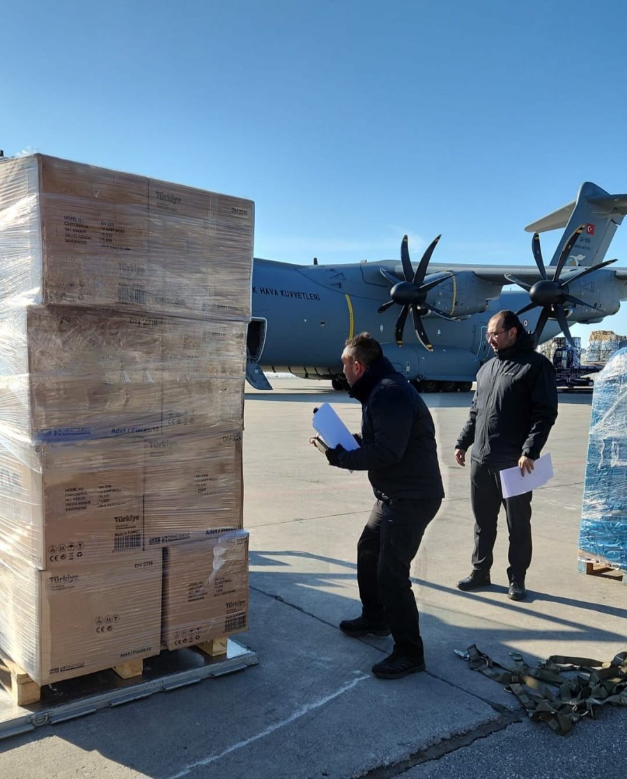 Asfat Ekipleri Hava Kuvvetlerine Ait Uçaklarla Bölgeye İnsani Yardım Malzemeleri Taşıyor