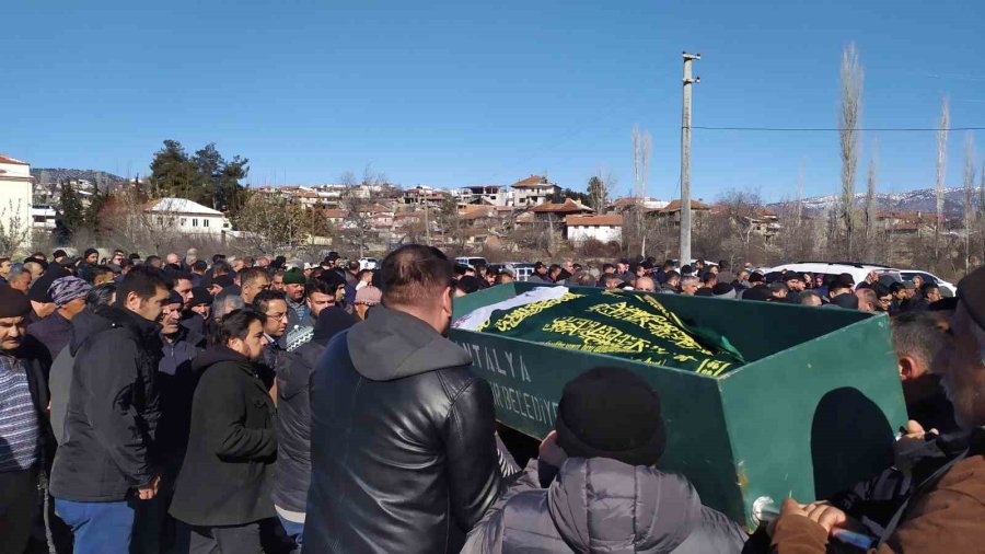 Depremde Yaşamını Yitiren Ümmühan Öğretmen Memleketi Antalya’da Toprağa Verildi