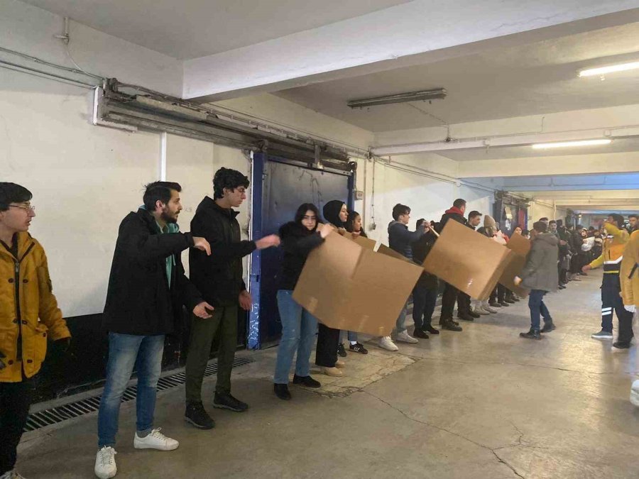 Başkentteki Vatandaşlar 4. Gününde De Depremzedeler İçin Yardıma Koştu