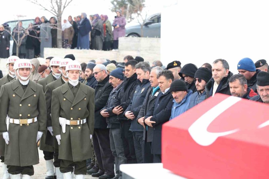 Depremde Kaldığı Otelin Yıkılması Sonucu Vefat Eden Aksaraylı Asker Toprağa Verildi
