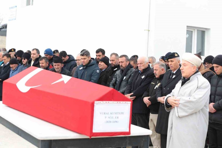 Depremde Kaldığı Otelin Yıkılması Sonucu Vefat Eden Aksaraylı Asker Toprağa Verildi