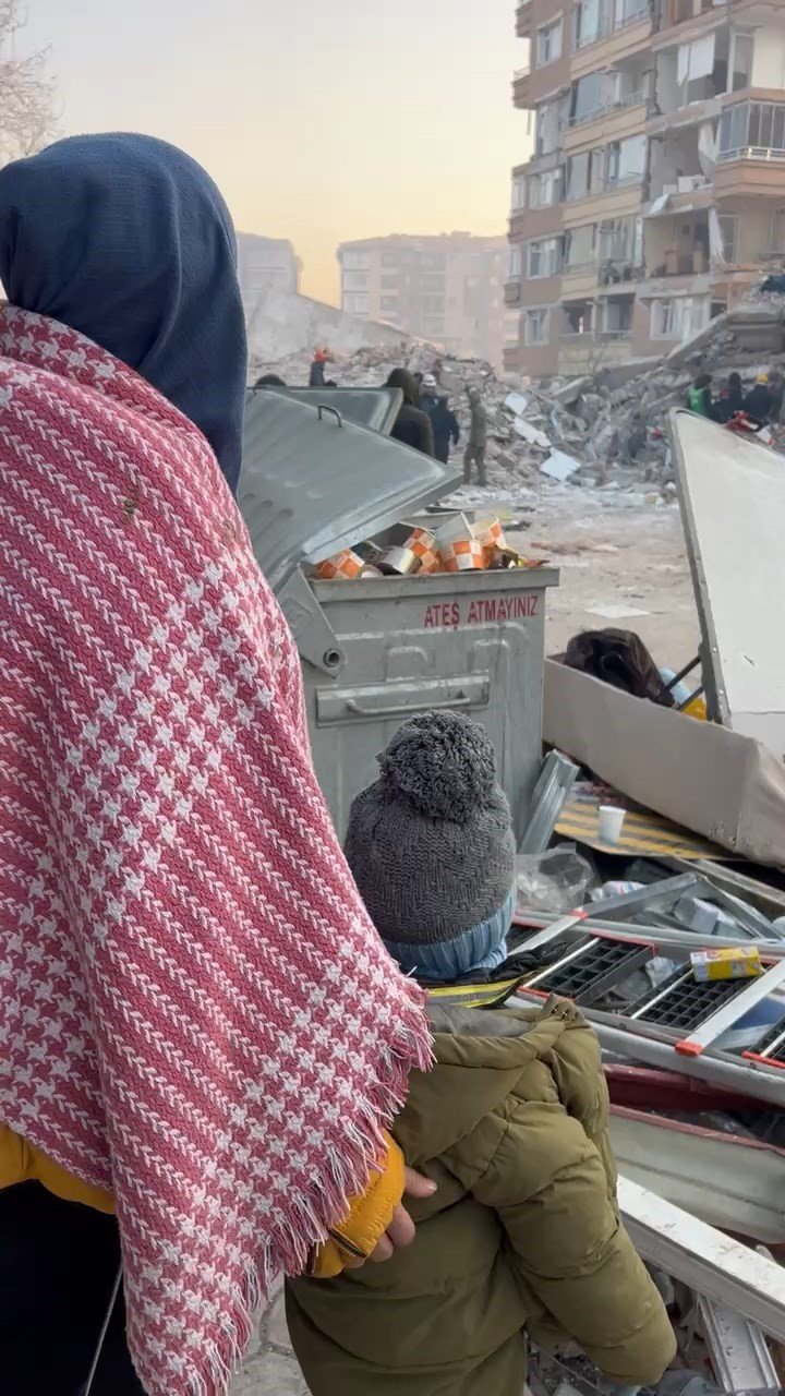Polis Teyzelerinin Altında Kaldığı Enkazın Başından Ayrılmadılar
