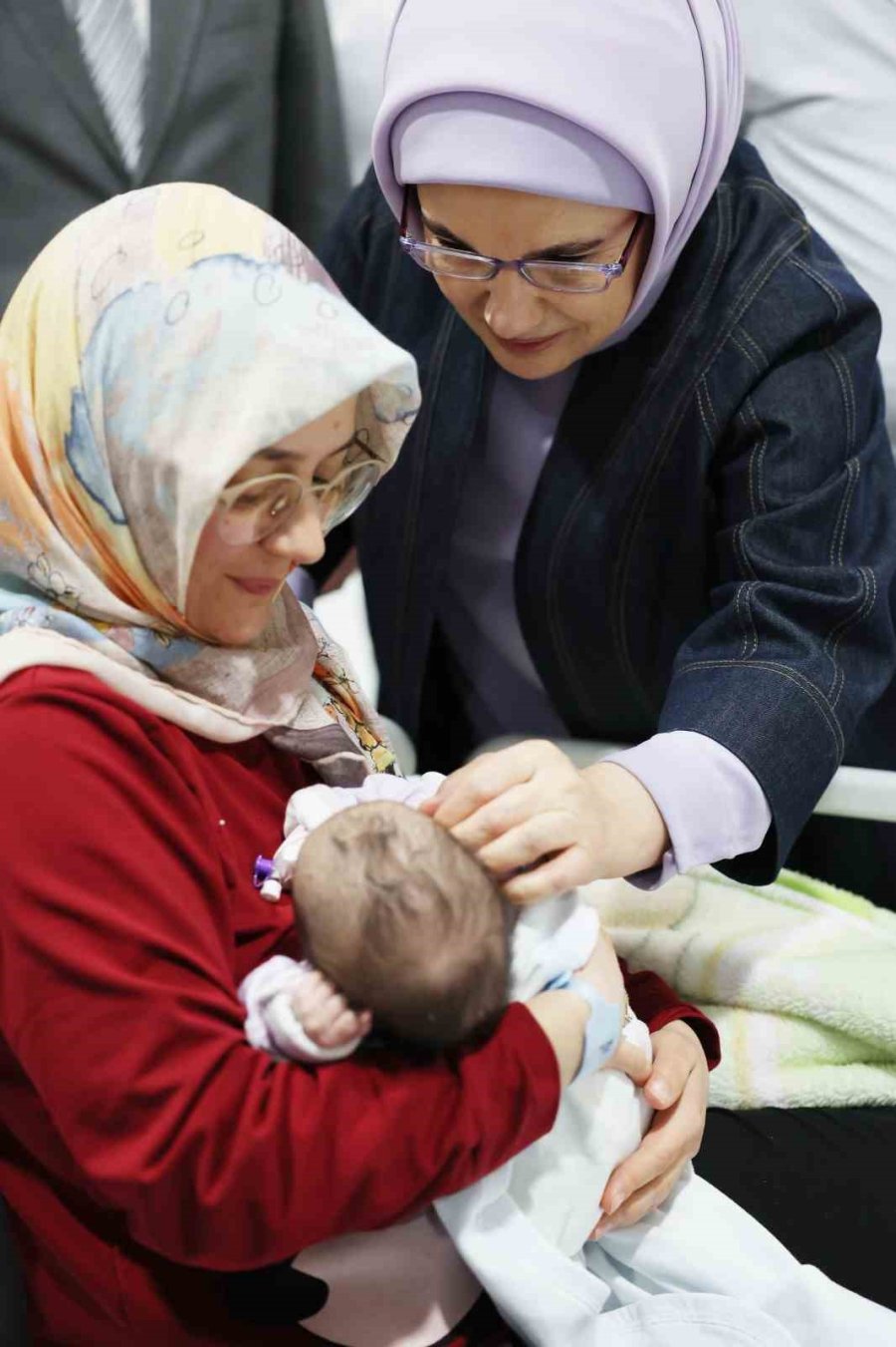 Emine Erdoğan’dan Ankara’ya Nakledilen Depremzede Bebeklere Ziyaret
