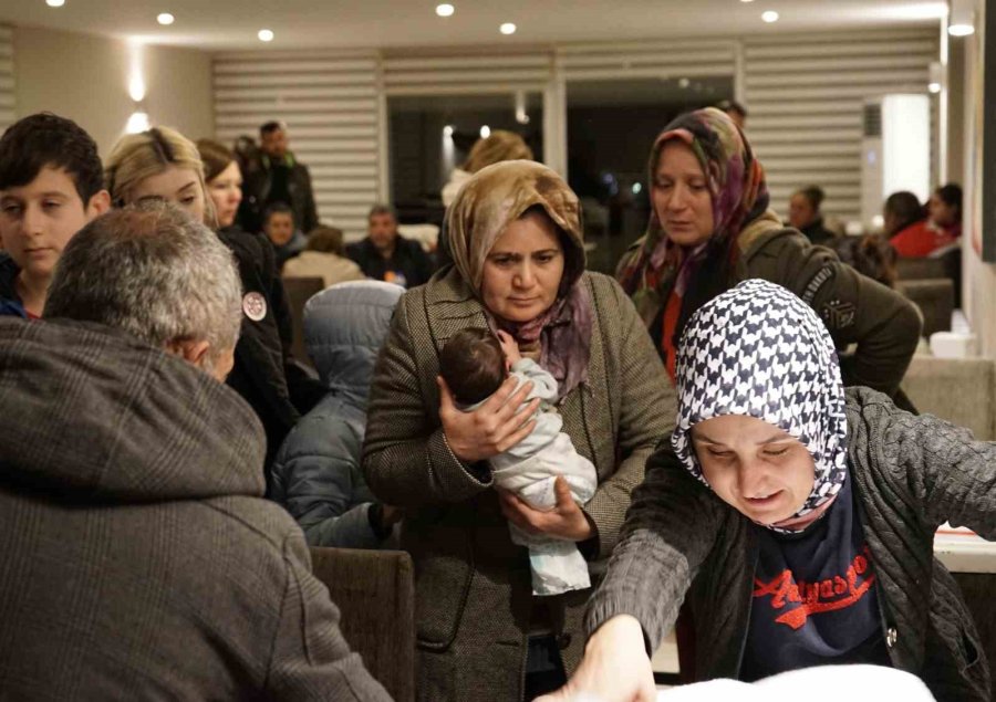 Antalyaspor Kaptanı, Tesislerde Ağırlanan Depremzede Çocuklarla Oyun Oynadı