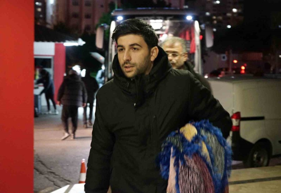 Antalyaspor Kaptanı, Tesislerde Ağırlanan Depremzede Çocuklarla Oyun Oynadı