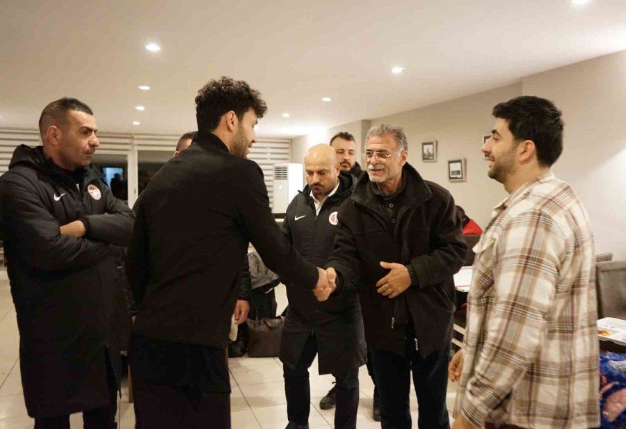 Antalyaspor Kaptanı, Tesislerde Ağırlanan Depremzede Çocuklarla Oyun Oynadı