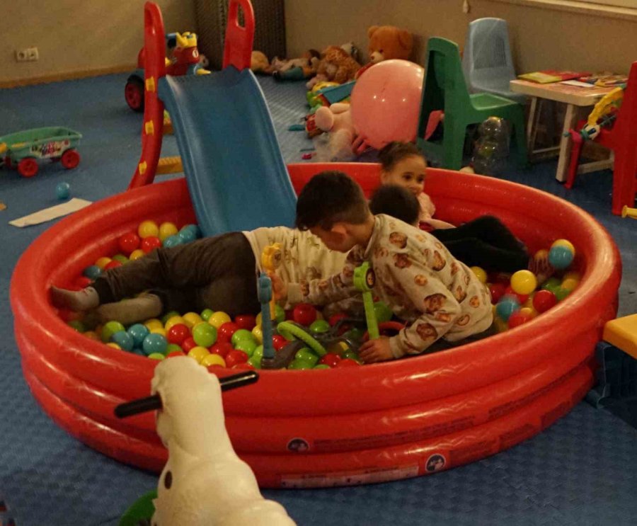 Antalyaspor Kaptanı, Tesislerde Ağırlanan Depremzede Çocuklarla Oyun Oynadı