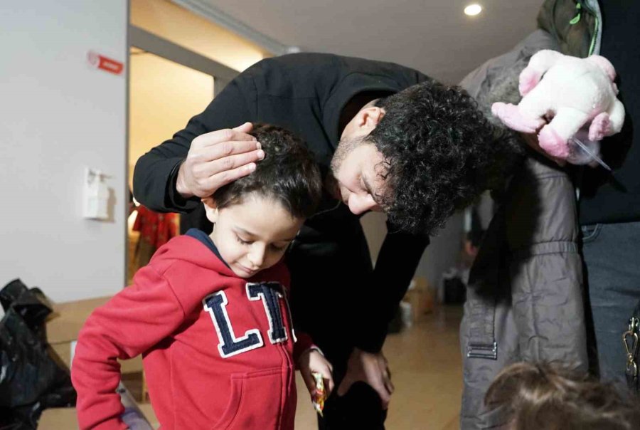 Antalyaspor Kaptanı, Tesislerde Ağırlanan Depremzede Çocuklarla Oyun Oynadı