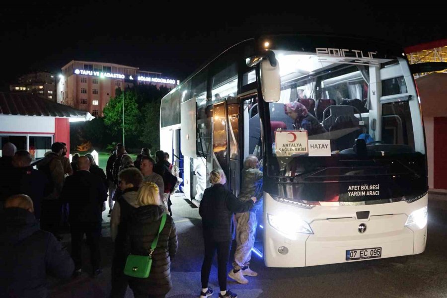 Antalyaspor Kaptanı, Tesislerde Ağırlanan Depremzede Çocuklarla Oyun Oynadı