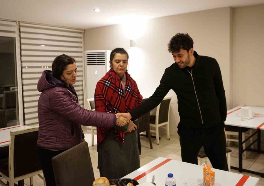 Antalyaspor Kaptanı, Tesislerde Ağırlanan Depremzede Çocuklarla Oyun Oynadı