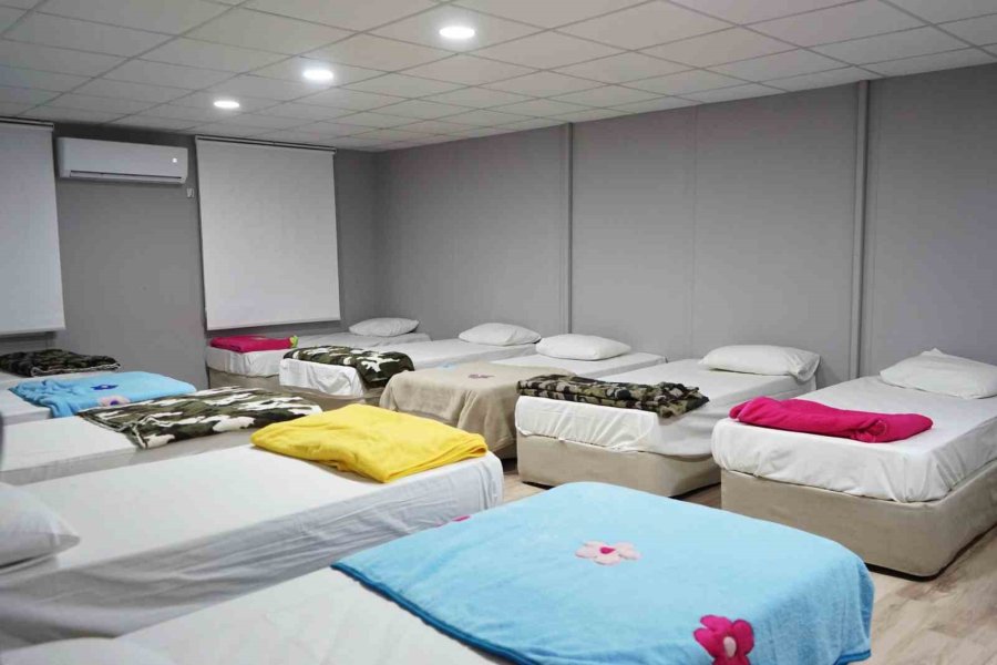 Antalyaspor Kaptanı, Tesislerde Ağırlanan Depremzede Çocuklarla Oyun Oynadı