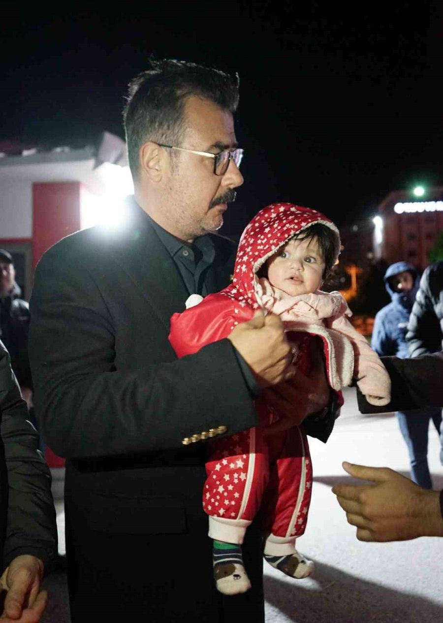 Antalyaspor Kaptanı, Tesislerde Ağırlanan Depremzede Çocuklarla Oyun Oynadı