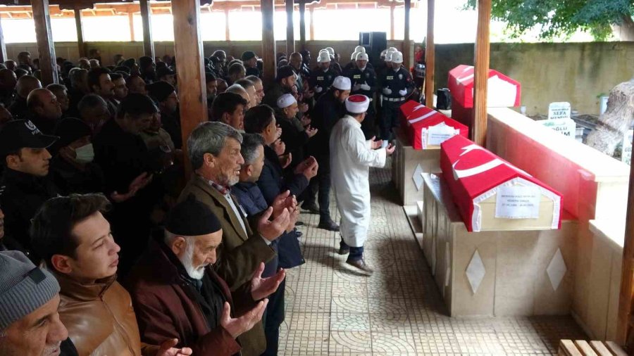 Depremde Hayatını Kaybeden Polis Baba Ve 2 Çocuğuna Acı Veda