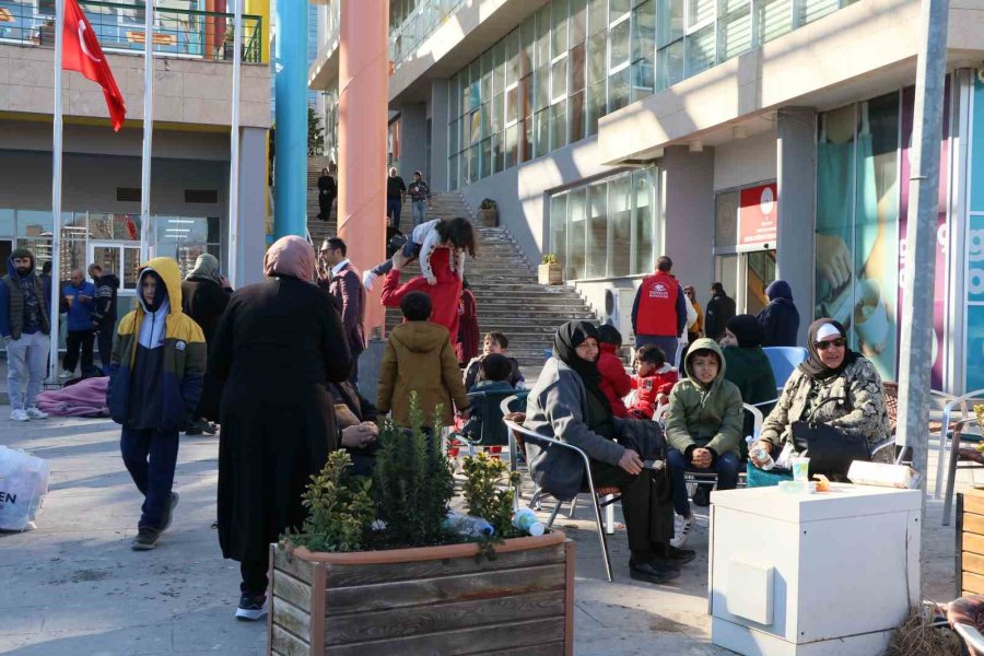 Mersin’e Gelen Depremzedeler Kyk Yurtlarına Yerleştiriliyor