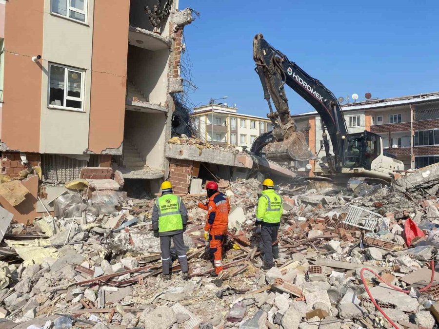 Kepez’den Deprem Bölgesine Her Saat Başı 1 Tırlık Yardım