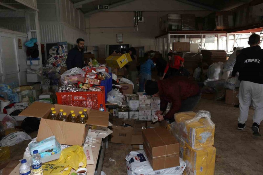 Kepez’den Deprem Bölgesine Her Saat Başı 1 Tırlık Yardım