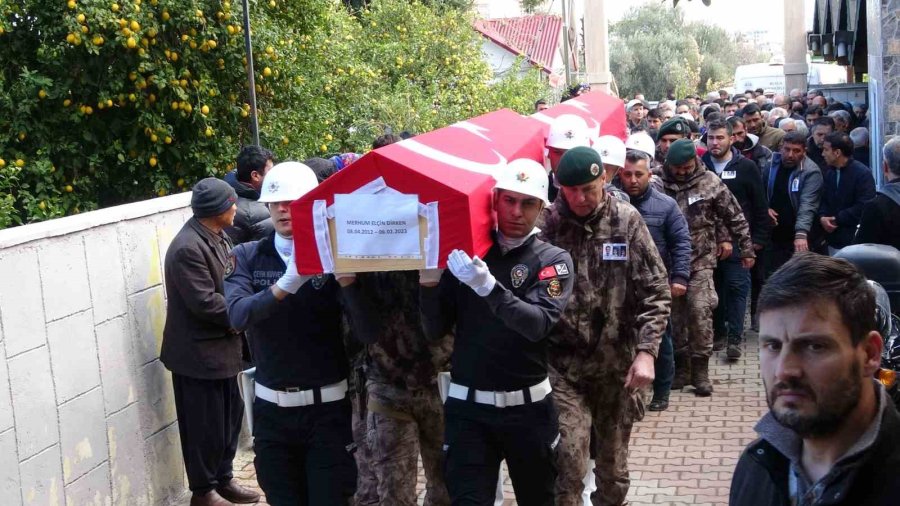 Depremde Hayatını Kaybeden Polis Baba Ve 2 Çocuğuna Acı Veda