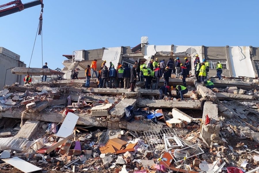 Toroslar Belediyesi Ekipleri, Kırıkhan’da Küçük Çocuğu Enkazdan Sağ Olarak Kurtardı