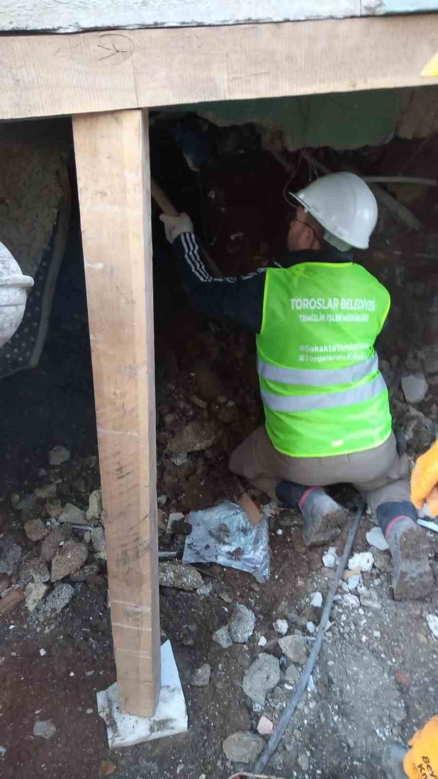 Toroslar Belediyesi Ekipleri, Kırıkhan’da Küçük Çocuğu Enkazdan Sağ Olarak Kurtardı