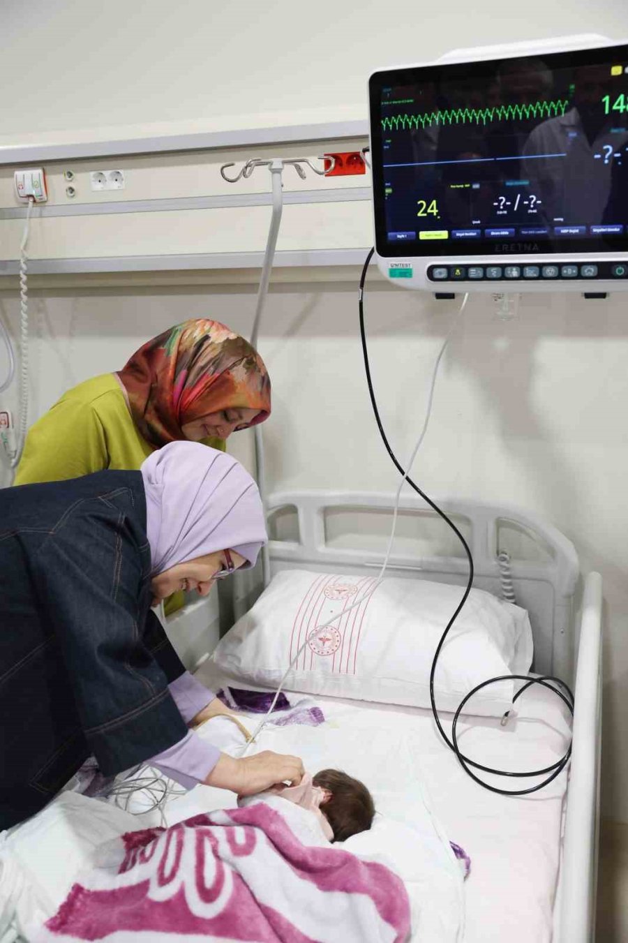 Emine Erdoğan’dan Ankara’ya Nakledilen Depremzede Bebeklere Ziyaret