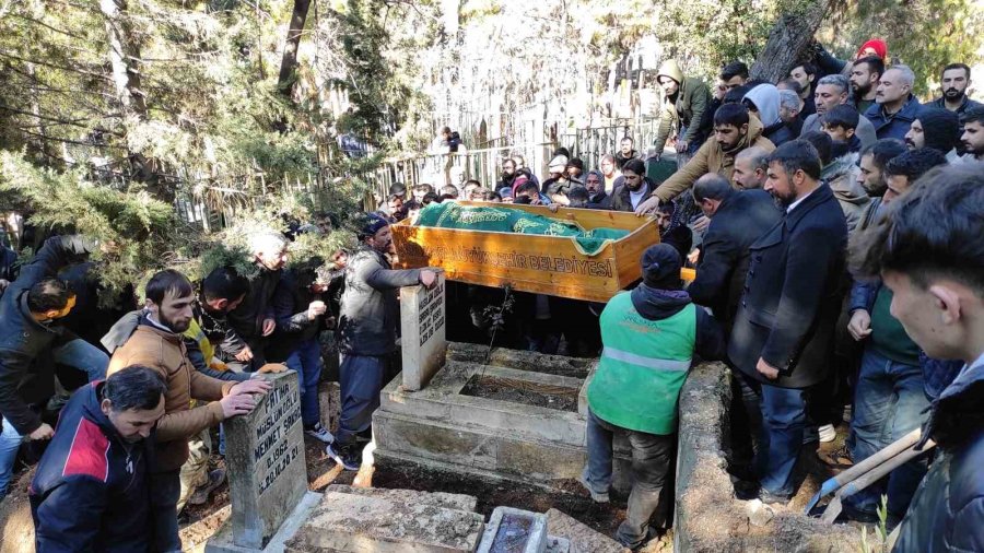 Enkazdan Ölü Çıkarılan 6 Kişilik Bulut Ailesi Gözyaşları Arasında Defnedildi