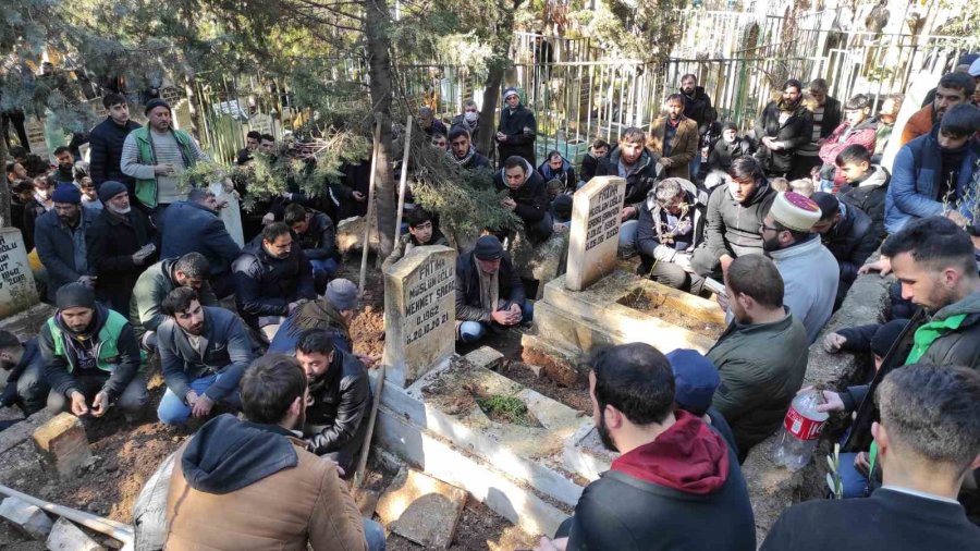 Enkazdan Ölü Çıkarılan 6 Kişilik Bulut Ailesi Gözyaşları Arasında Defnedildi