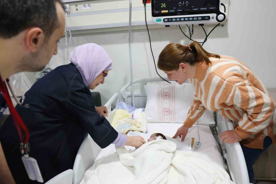 Emine Erdoğan’dan Ankara’ya Nakledilen Depremzede Bebeklere Ziyaret