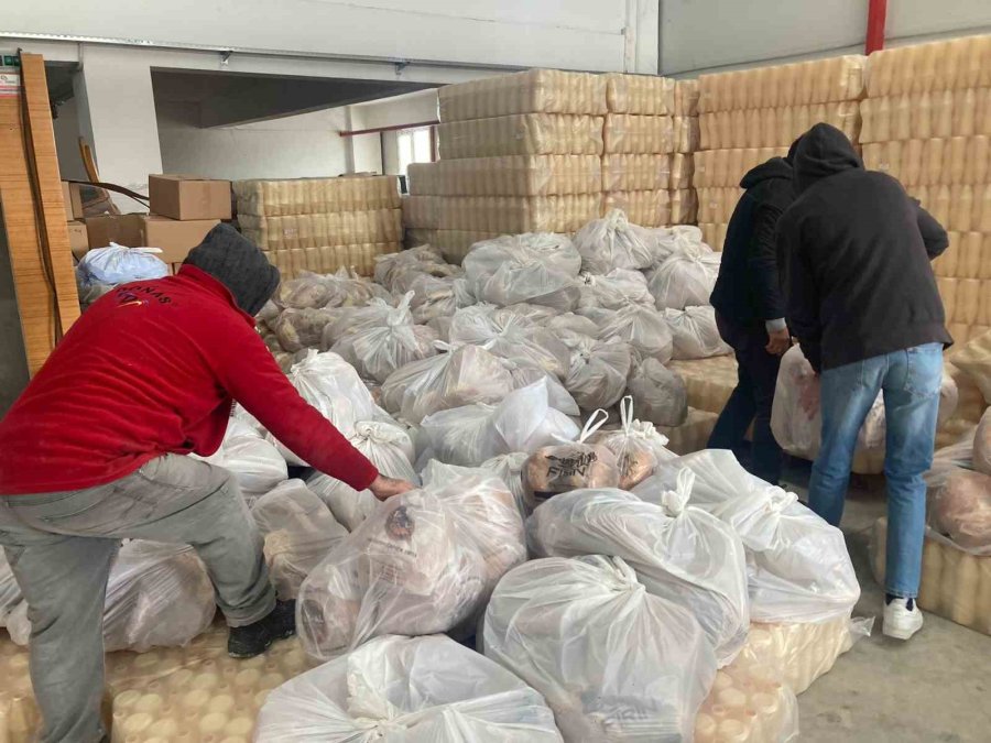 Deprem Bölgesi İçin 24 Saat Ekmek Üretiyorlar