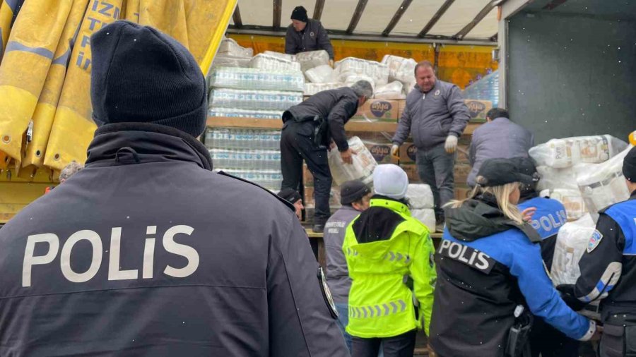 Eskişehir Emniyeti 4 Tır Yardım Malzemesi Gönderdi