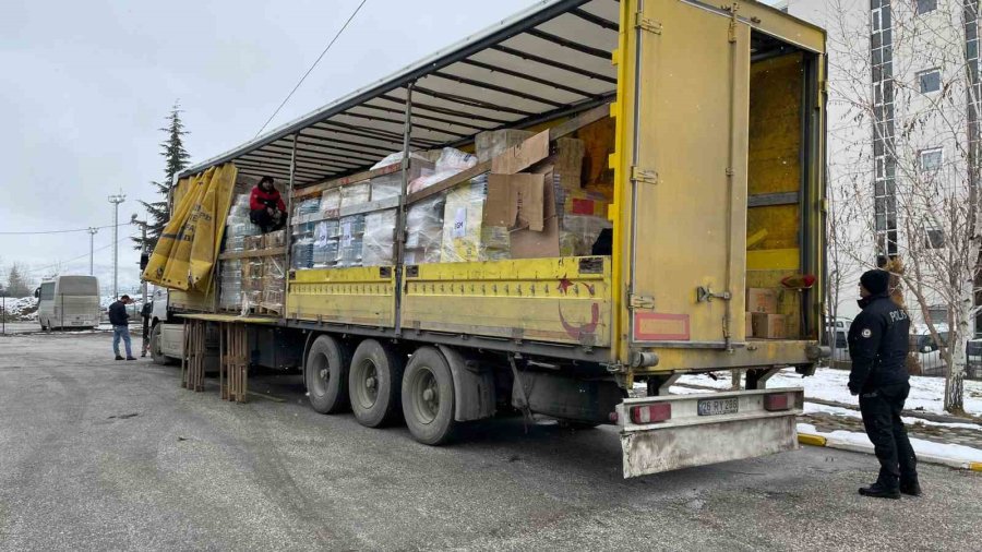 Eskişehir Emniyeti 4 Tır Yardım Malzemesi Gönderdi