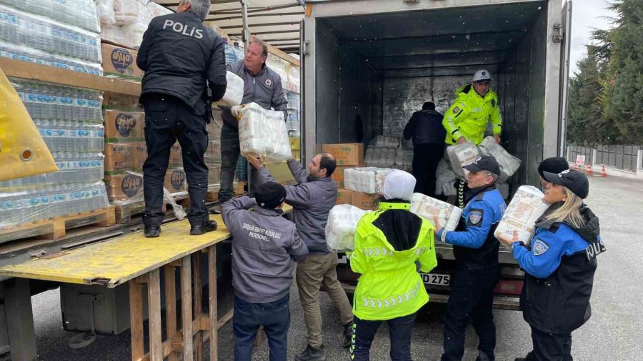 Eskişehir Emniyeti 4 Tır Yardım Malzemesi Gönderdi