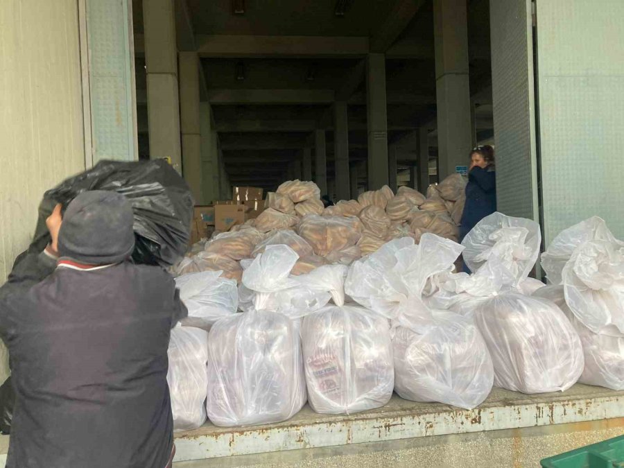 Deprem Bölgesi İçin 24 Saat Ekmek Üretiyorlar