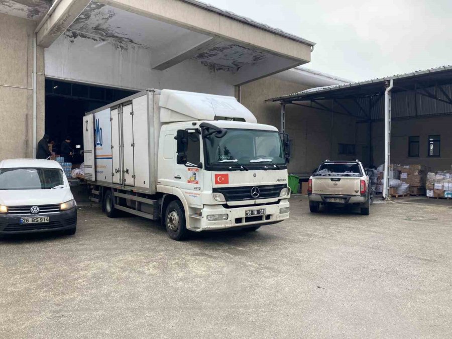 Deprem Bölgesi İçin 24 Saat Ekmek Üretiyorlar