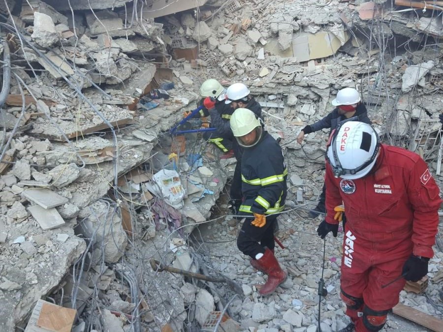 Bebek Enkaz Altından Böyle Kurtarıldı