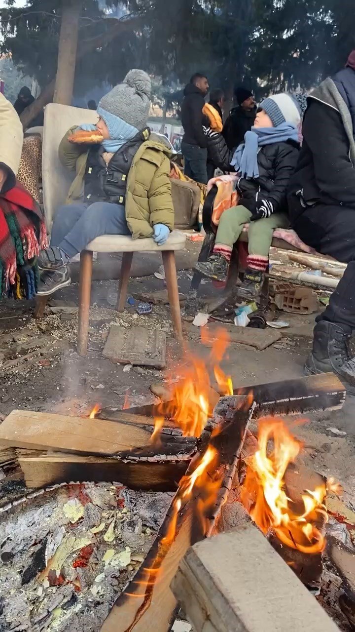 Polis Teyzelerinin Altında Kaldığı Enkazın Başından Ayrılmadılar