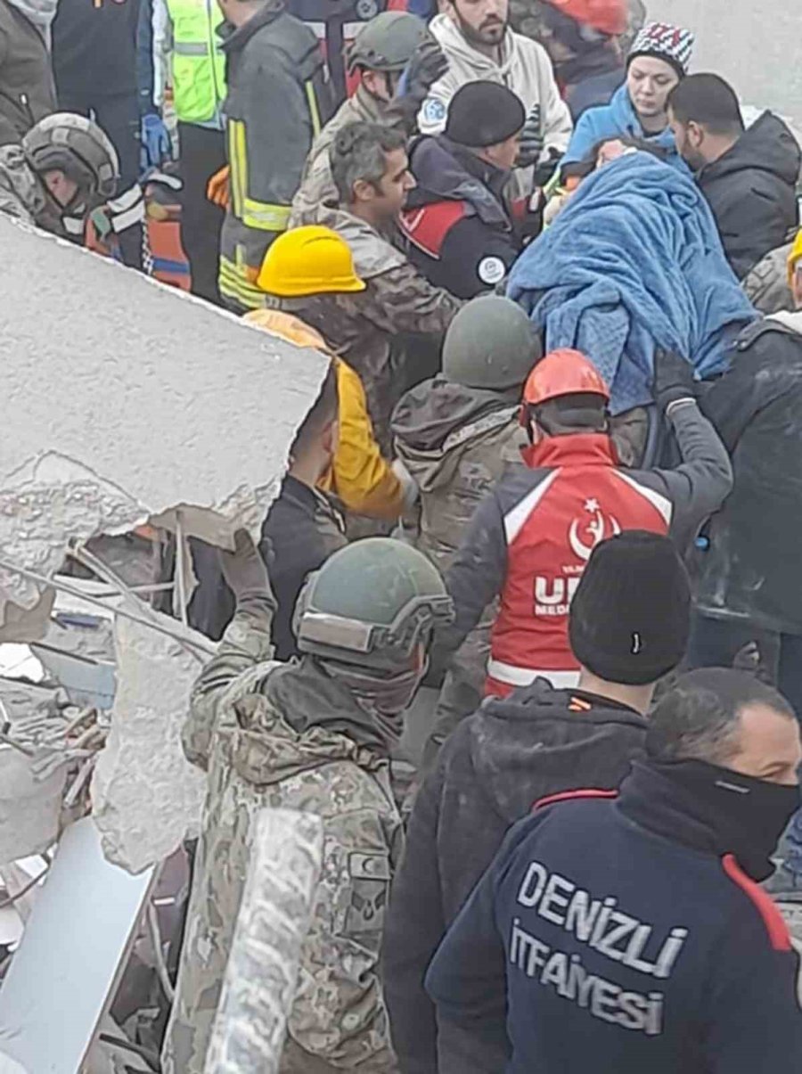 Küçük Kızı Depremden 56 Saat Sonra Kurtardılar