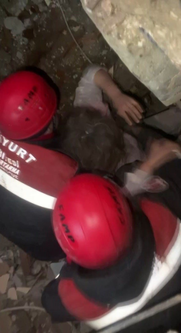 Hatay’da Bir Genç Kız Depremin 50. Saatinde Enkazdan Kurtuldu