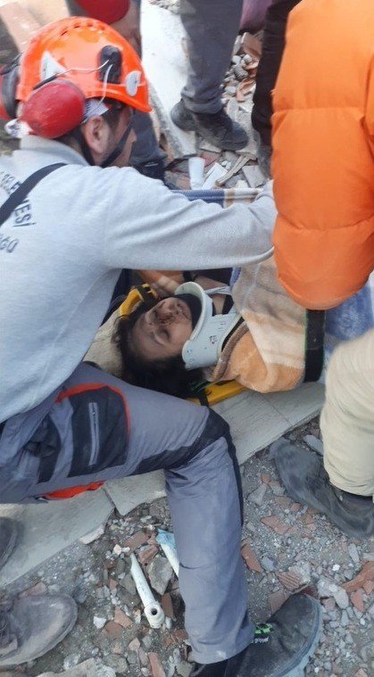 Enkaz Altından Çıkarılan Kadının İlk Sözleri: "allah’ım Şükürler Olsun Ya Rabbim"