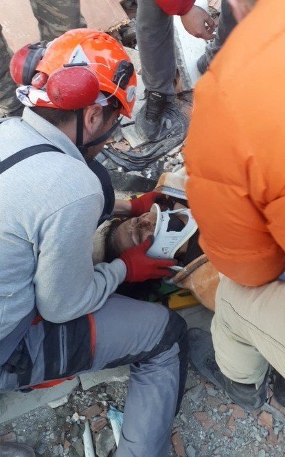 Enkaz Altından Çıkarılan Kadının İlk Sözleri: "allah’ım Şükürler Olsun Ya Rabbim"